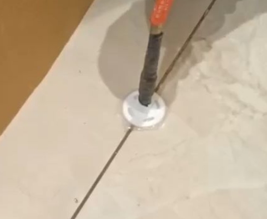 丰县瓷砖空鼓维修公司专业解答瓷砖在铺贴过程中，如果没有涂抹均匀到位的粘结材料（如水泥砂浆或瓷砖胶），可能会导致以下问题