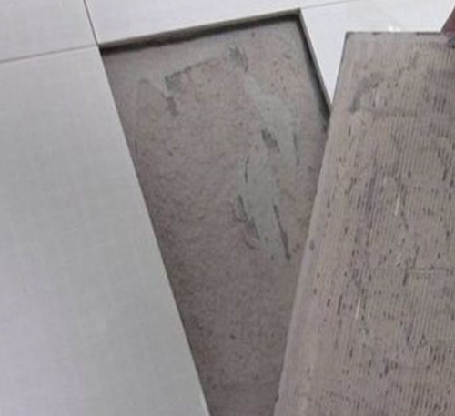 丰县瓷砖空鼓维修公司分享瓷砖铺贴时如果打浆（即涂抹在瓷砖背面和基层上的砂浆或瓷砖胶）过少，会带来以下问题